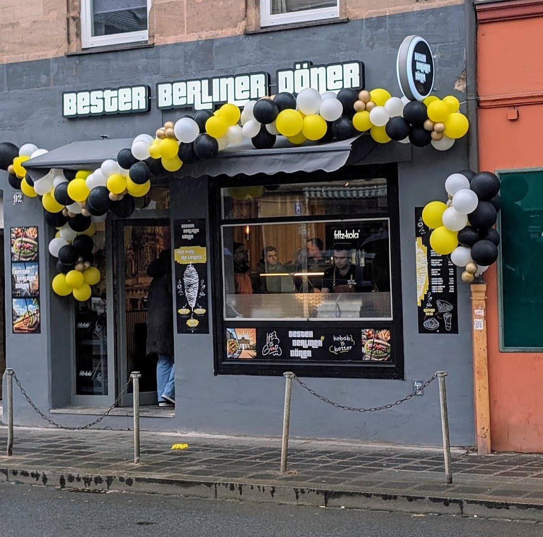 Außenansicht des Ladens in der Sulzbacher Straße mit Schild und Luftballons