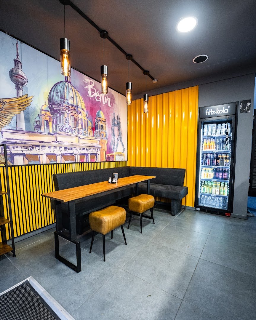 Sitzecke mit gelber Wand und Holztisch