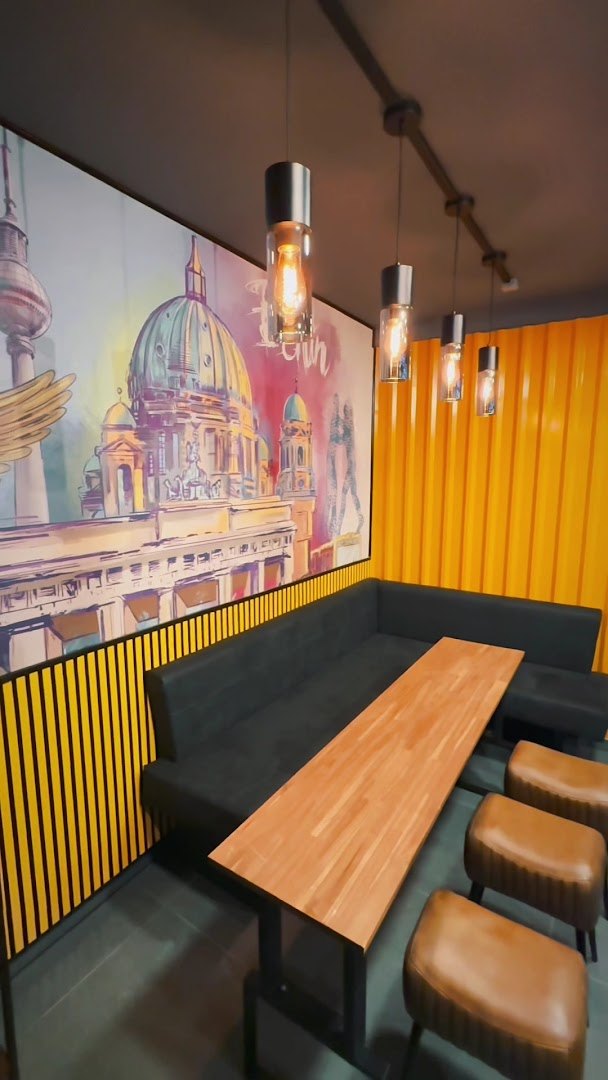 Wandbild mit Berliner Motiven neben der Sitzbank