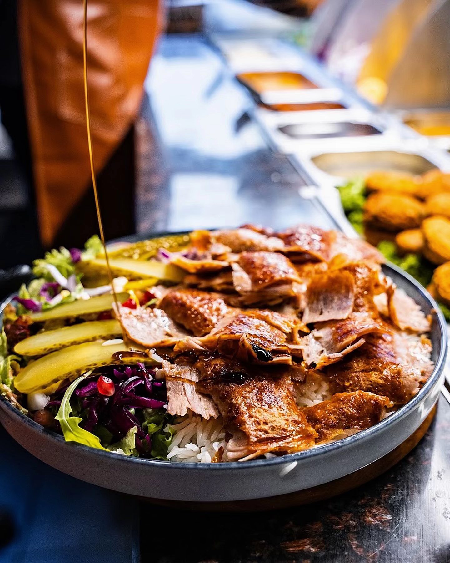 Dönerteller mit Fleisch, Salat, Gurken und Rotkohl
