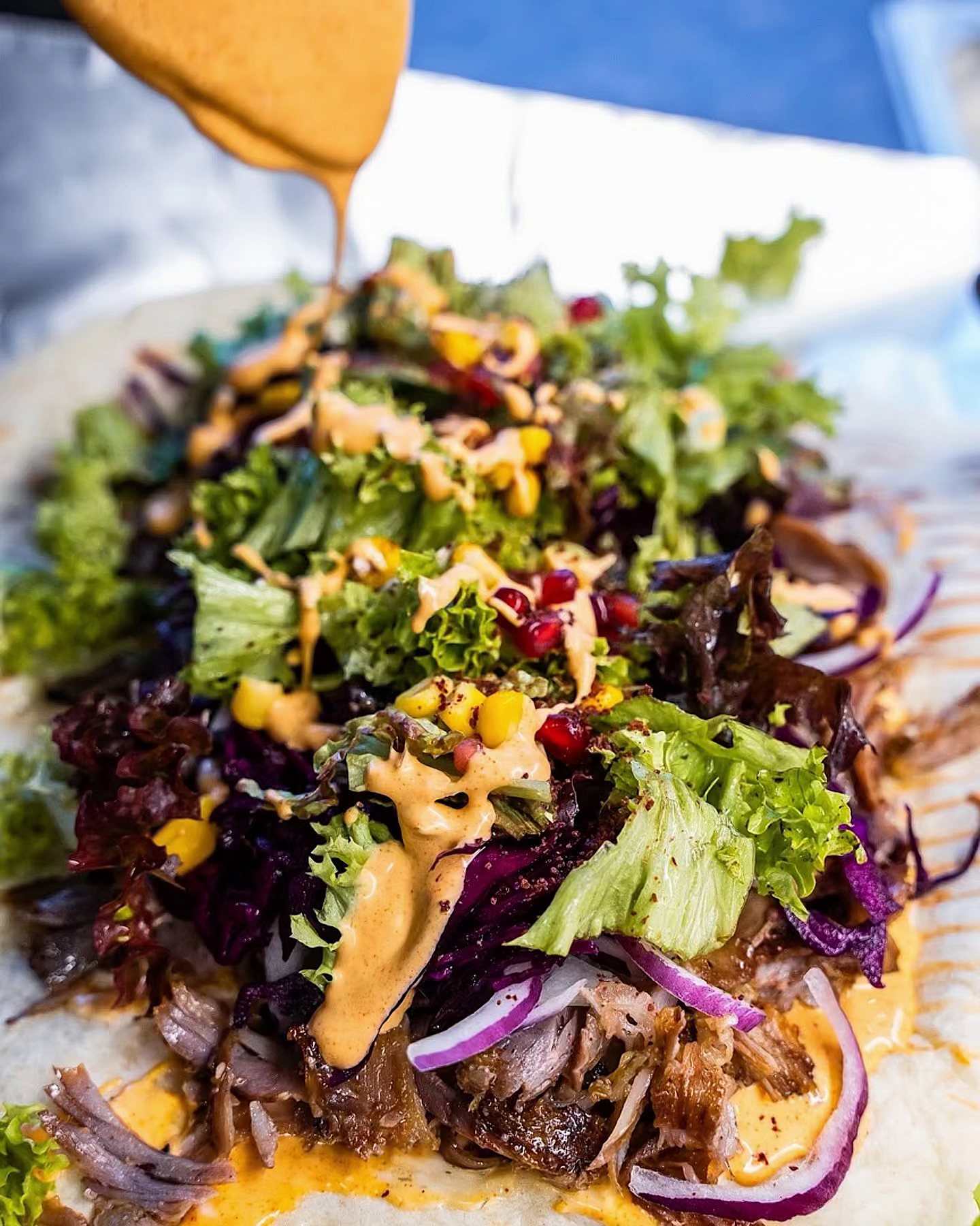 Döner im Fladenbrot mit Salat und Soße